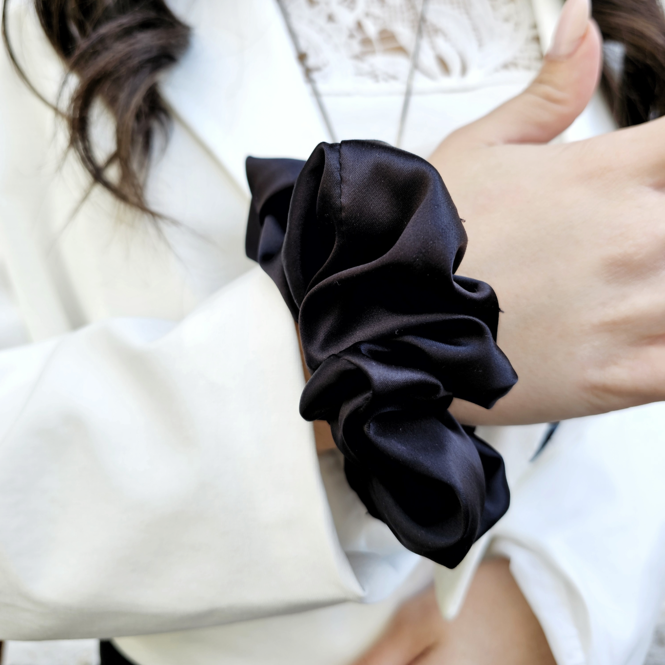 Scrunchie gumička do vlasů MATEA BLACK2